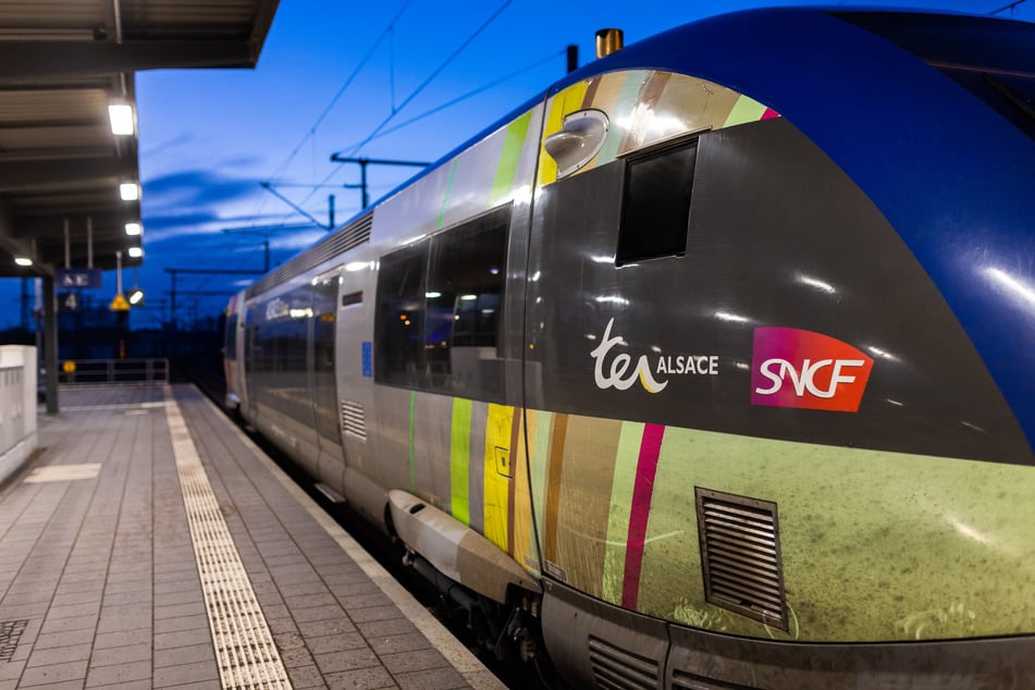 Four people were injured on the French commuter train in the Paris region. (symbolic image)