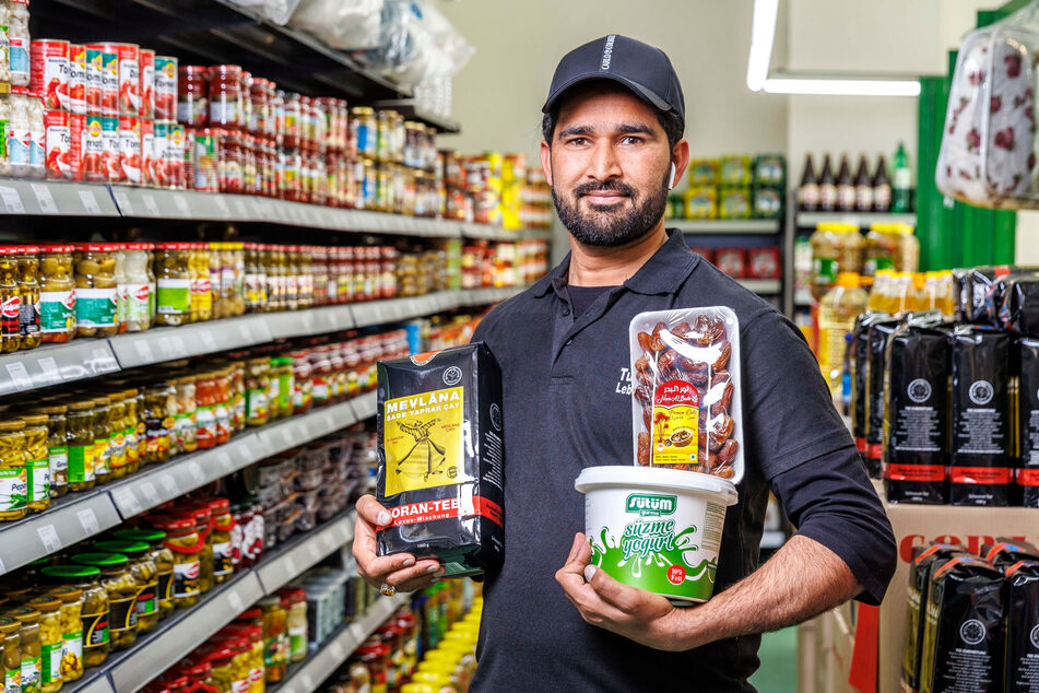 Im türkischen "Zülfikar Supermarkt" an der Leipziger Straße verkauft Sawan Bashir (31) während Ramadan mehr Tee, Datteln und Joghurt.