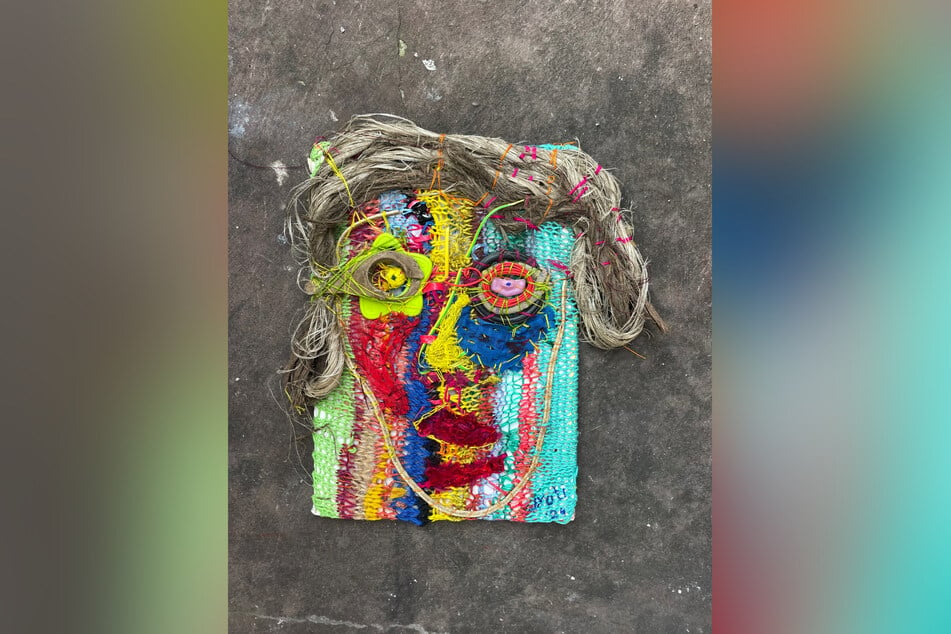 Augenblicke, Erfahrungen und Müllreste gestaltet Jyoti Vennix zu Kunstwerken, verkauft diese im Internet und finanziert sich so ihre Reise.