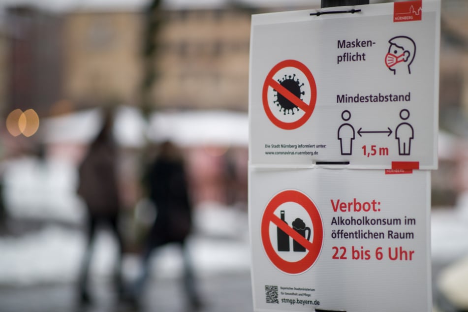 Ein Schild informiert Passanten auf dem Hauptmarkt in Nürnberg über die Maskenpflicht und weitere Corona-Verhaltensregeln.