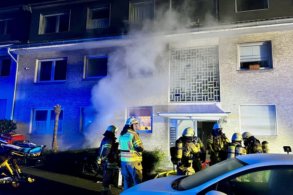 Bei Eintreffen der Feuerwehrkräfte drang dichter Rauch aus dem Kellerfenster.