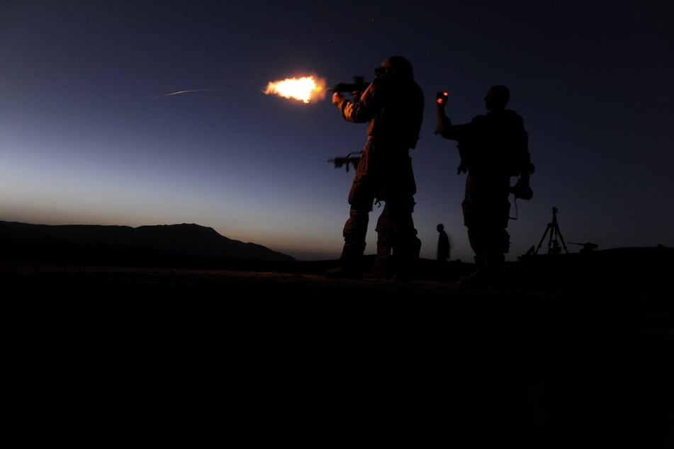 Durch das Abfeuern von Leuchtspurmunition können Soldaten die Flugbahn der Patrone nachvollziehen. (Symbolbild)