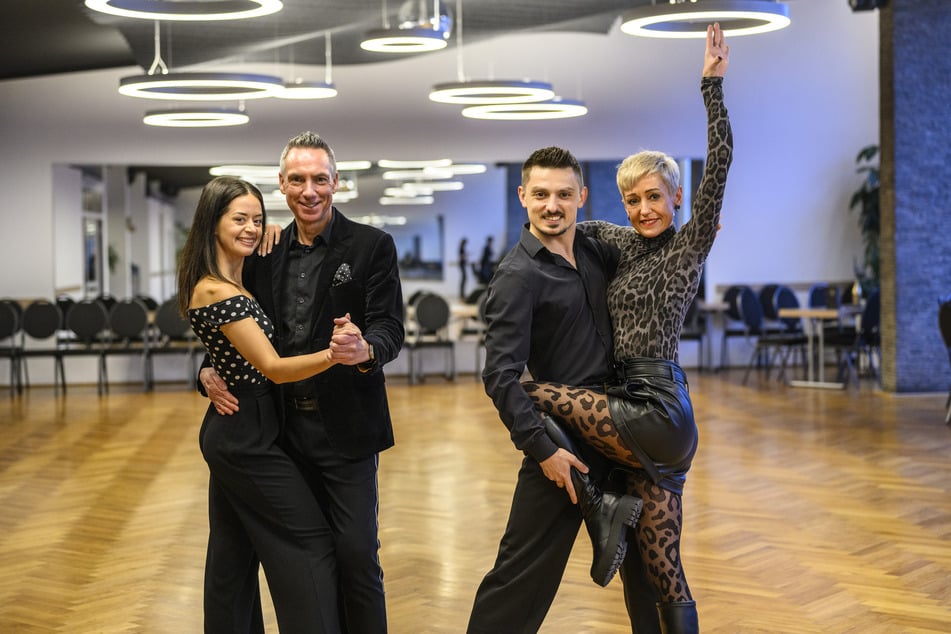 Tilo Kühl-Schimmel (52, 2.v.l.) und Sindy Hohmann (45, r.) holten die Tanzstars Malika Dumaev (34) und Zsolt Sándor Cseke (38) aufs Chemnitzer Parkett.