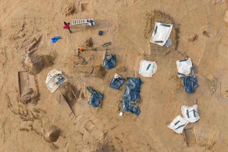 Bei Mügeln im Landkreis Nordsachsen sind die Archäologen auf ein bis zu 3400 Jahres altes Urnengräberfeld gestoßen.