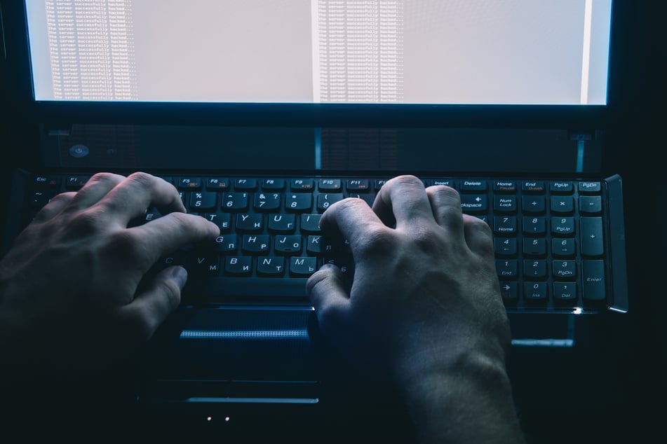 Cybergrooming-Täter agieren oft anonym im Netz - hinter harmlosen Profile verbergen sich gefährliche Absichten. (Symbolbild)
