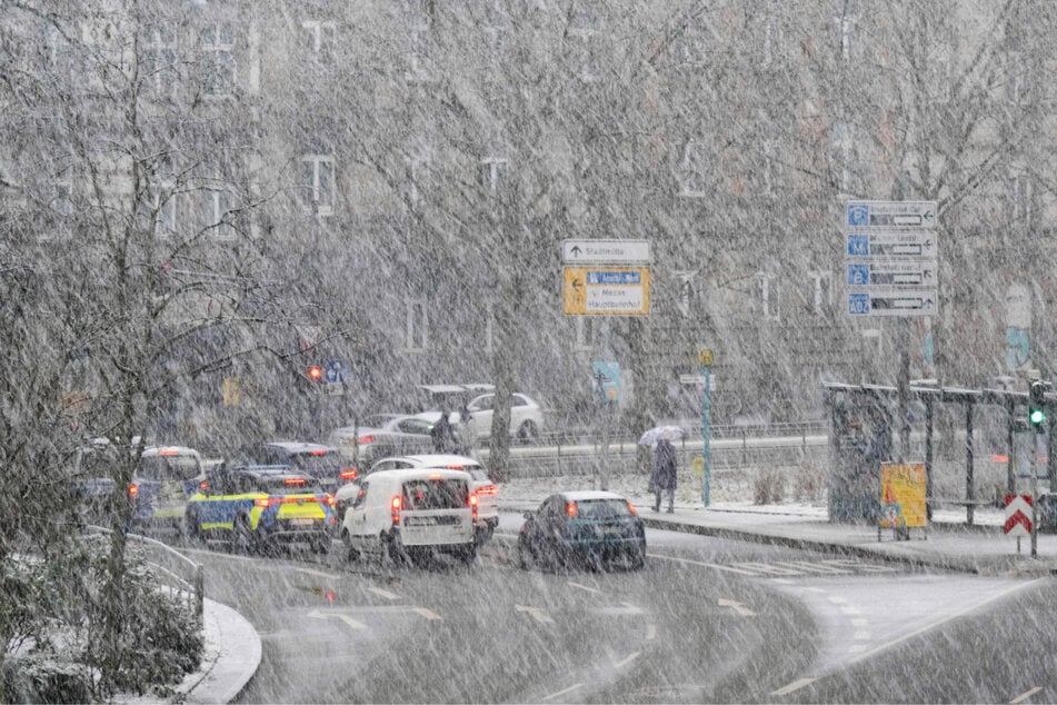 So stark schneit es am Dienstag in Frankfurt. Die Unwetterwarnung gilt voraussichtlich bis etwa 19 Uhr.