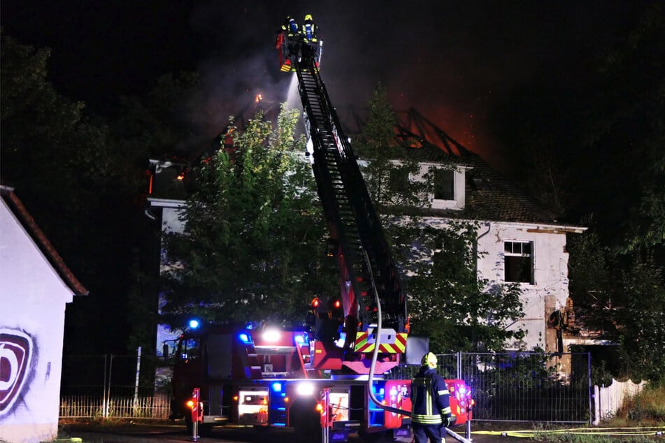 Eine Drehleiter kam zum Einsatz, um den Dachstuhlbrand zu löschen.