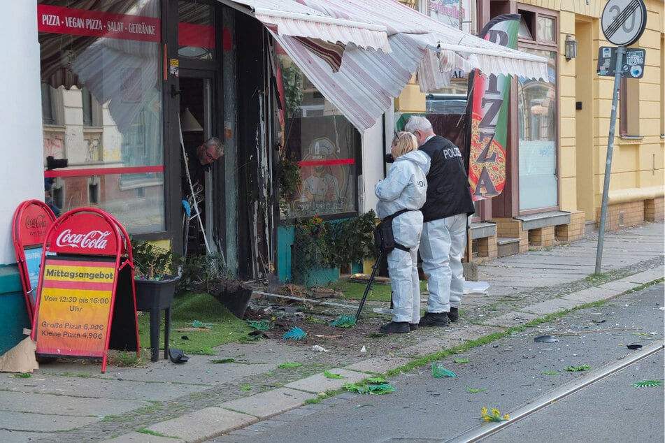 Die Detonation des bisher unbekannten Sprengsatzes demolierte die Scheibe des "La Migliore Pizza" in der Leipziger Georg-Schwarz-Straße.