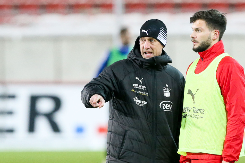 Die Elf von FSV-Trainer Joe Enochs (links) kommt am liebsten über Kampf und Einsatzbereitschaft.