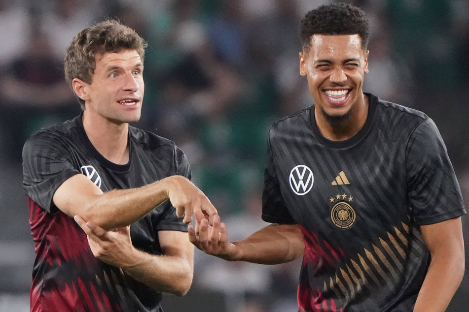 Haben Thomas Müller (34, l.) und Felix Nmecha (23) beim Länderspiel auch so viel zu Lachen?