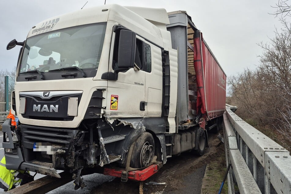 Die Polizei leitete den Verkehr rechts an der Unfallstelle vorbei.