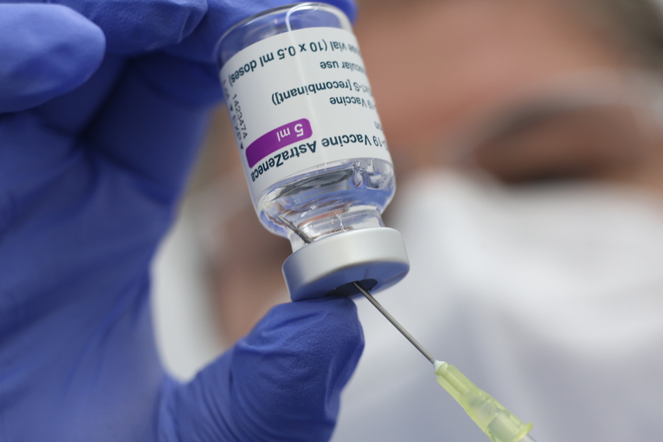 Eine Spritze mit dem Corona-Impfstoff von AstraZeneca. Der Pharmakonzern nimmt freiwillig weniger Ertrag hin.