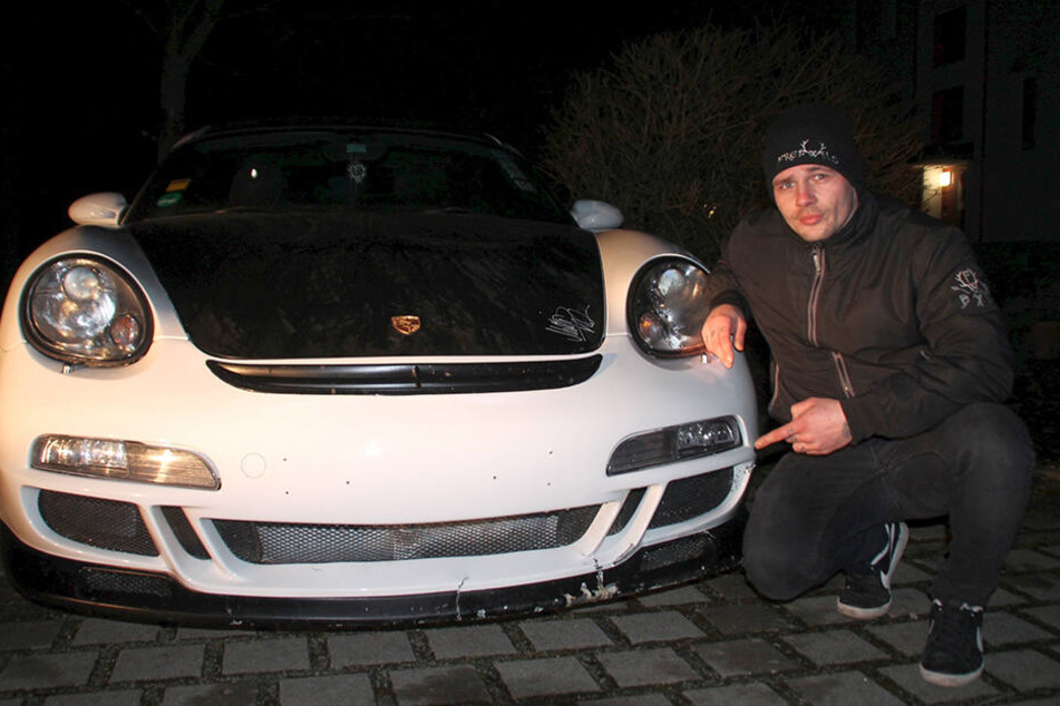 Gott sei Dank, da ist er wieder: Julian Wustmann (29) mit seinem wiedergefundenen Porsche. Der Wagen ist allerdings lädiert, der filigrane Frontspoiler etwa ist völlig im Eimer.