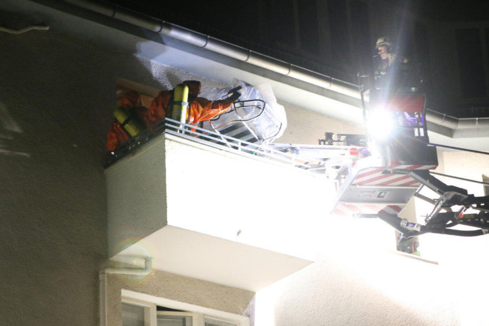 Per Kran wird der Leichnam aus der Wohnung gebracht.
