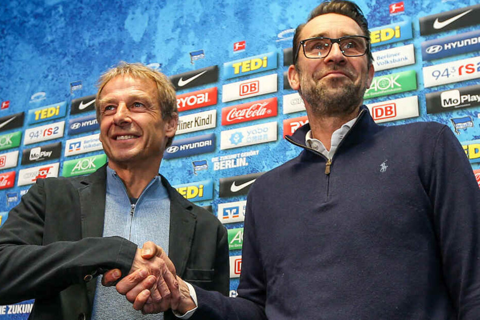 Ein Bild aus vergangenen Tagen: Michael Preetz stellt Jürgen Klinsmann als neuen Trainer vor.