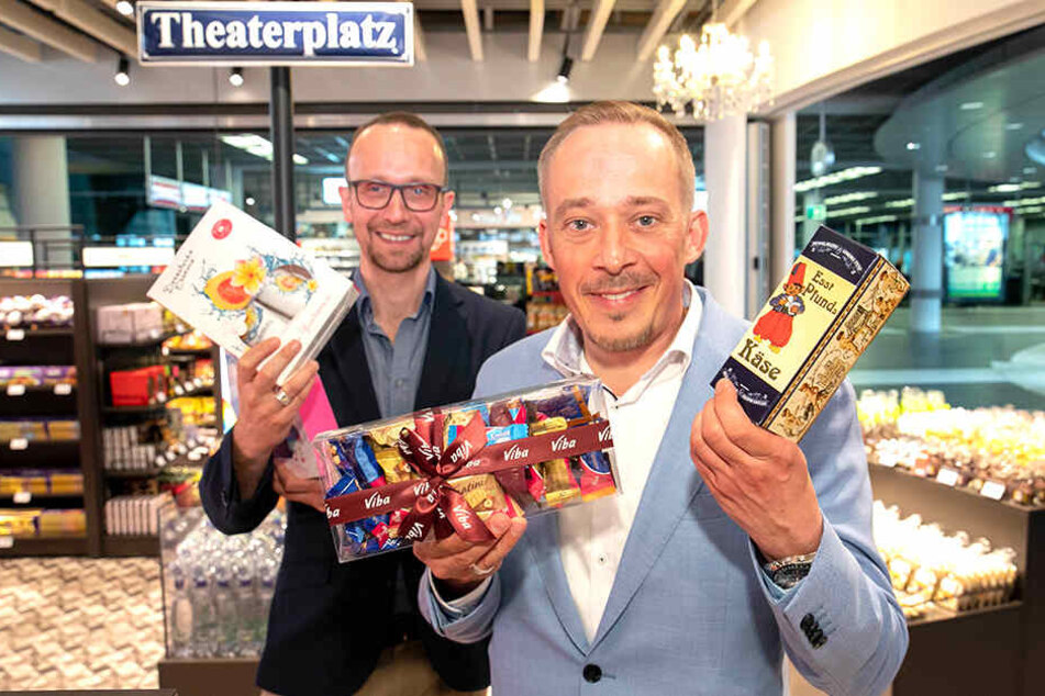 Frank Pieper (47, l.) und Martin Enk-Pieper (47) verkaufen im neuen Duty-Free-Shop auch jede Menge regionaler Produkte.
