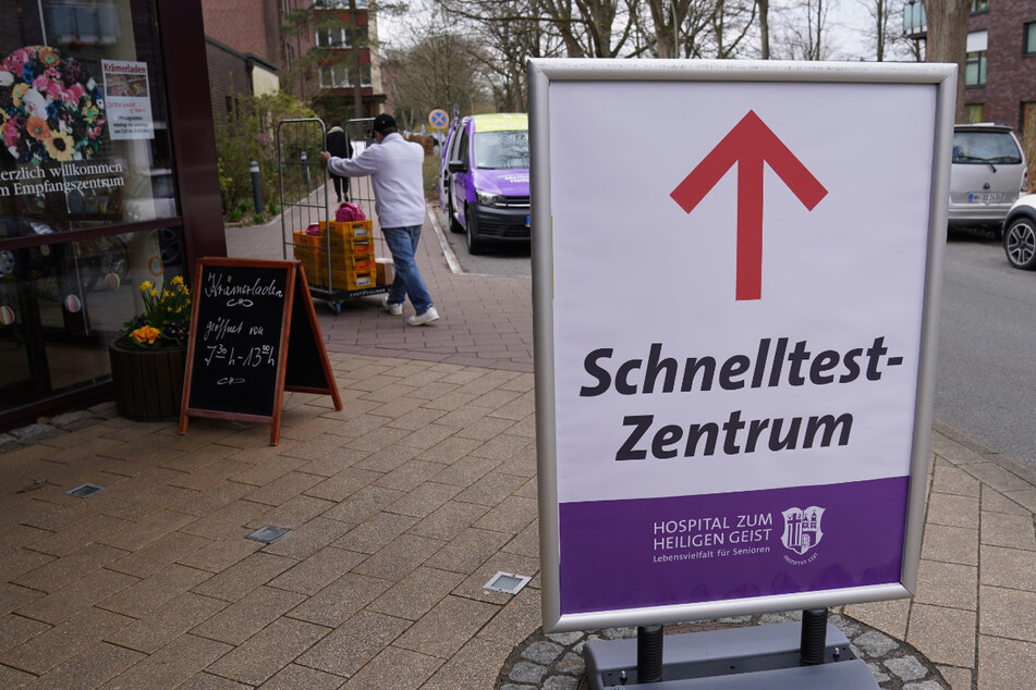 Ein Schild weist den Weg zu einem Schnelltest-Zentrum. Diese sind ab Montag nur noch 24 Stunden gültig. (Archivbild)