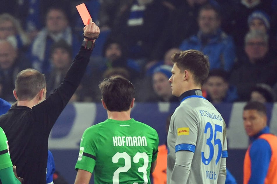 Bekam nach einer klaren Notbremse die Rote Karte: Schalkes Keeper Alexander Nübel (r.).