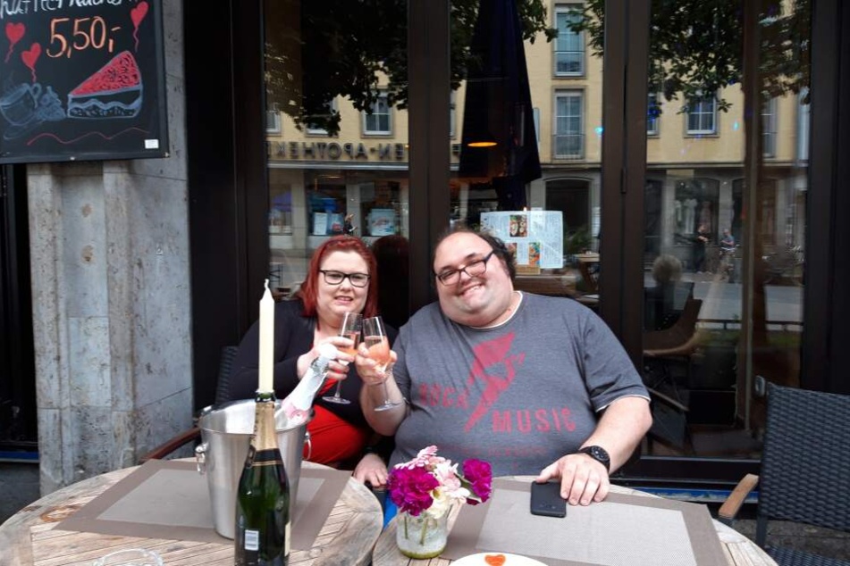 Ingo und Annika feiern ihren Jahrestag in einer Bar in Düsseldorf.