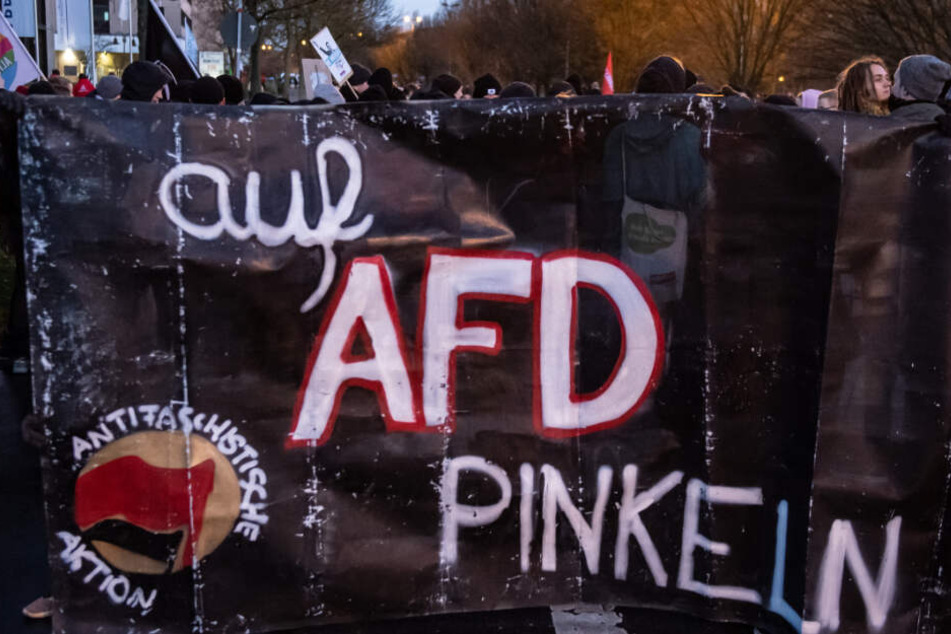 "Auf AfD pinkeln": Gegen Demonstranten nehmen kein Blatt vor den Mund.