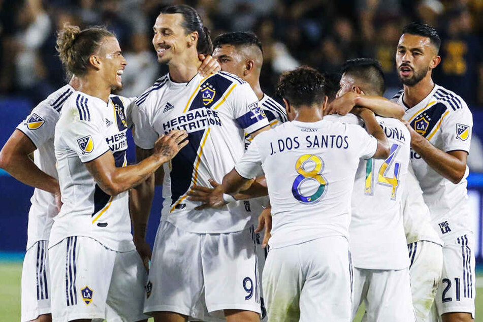 Zlatan Ibrahimovic (Dritter von links) hat in 21 Spielen 20 Saisontore erzielt und drei direkte Vorlagen gegeben - geniale Quote des 37-Jährigen!