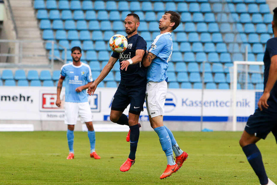 Hassan Amin vom SV Meppen und CFC-Kicker Matti Langer im Zweikampf um den Ball.