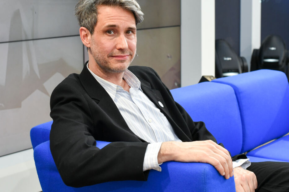 Tocotronic-Sänger Dirk von Lowtzow fordert ein Zeichen gegen Rechts seitens der großen Plattenfirmen.