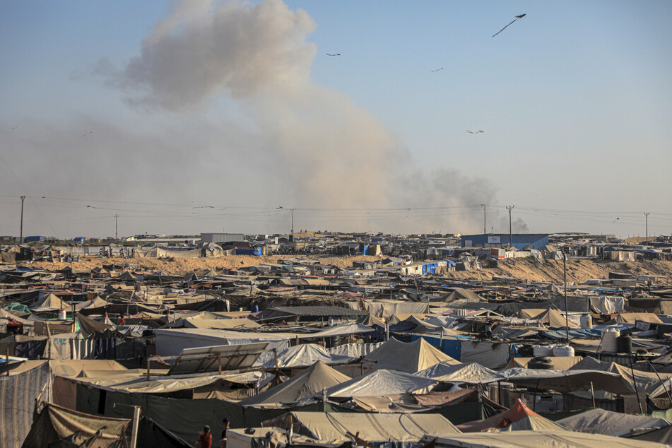 Die israelischen Luftangriffe gingen westlich der Grenzstadt Rafah über der humanitären Zone Al-Mawasi nieder.