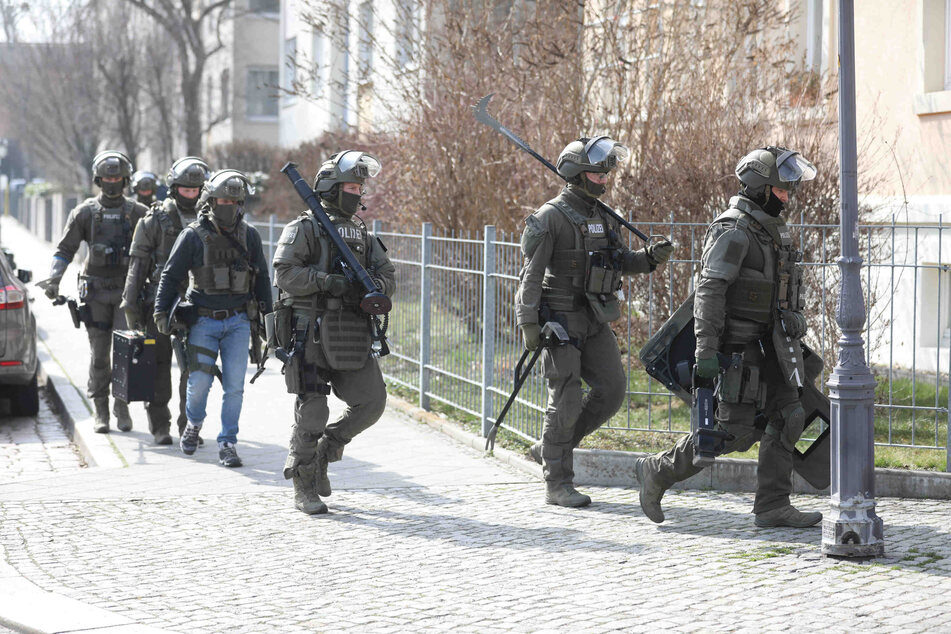 Der SEK-Trupp kam mit jeder Menge Ausrüstung zum Einsatzort.