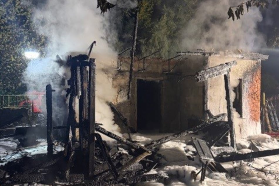 Der Gartenlaube wurde bei dem Feuer vollständig zerstört.
