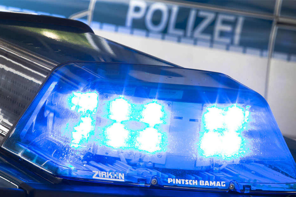 Die Polizei ist auf der Suche nach dem Fahrer. Ein Strafverfahren wurde eingeleitet. (Symbolbild)