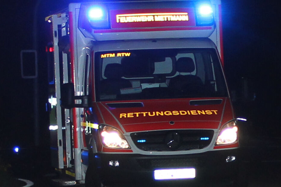 In einer Fußgängerfurt prallte die 17-Jährige mit einem Auto zusammen. (Symbolbild)