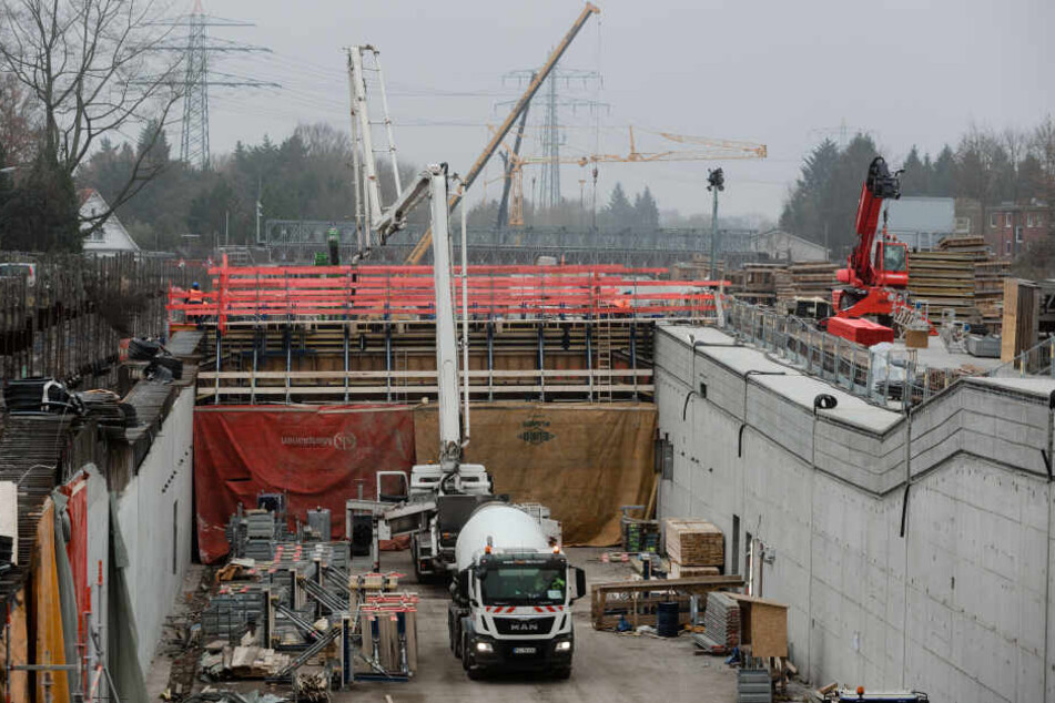 Das Betonieren der östlichen Decken-Elemente des Lärmschutz-Tunnels der Autobahn A7 in Hamburg-Schnelsen ist abgeschlossen. Nun kommt Deckel Nummer zwei und auch ein Dritter soll kommen.