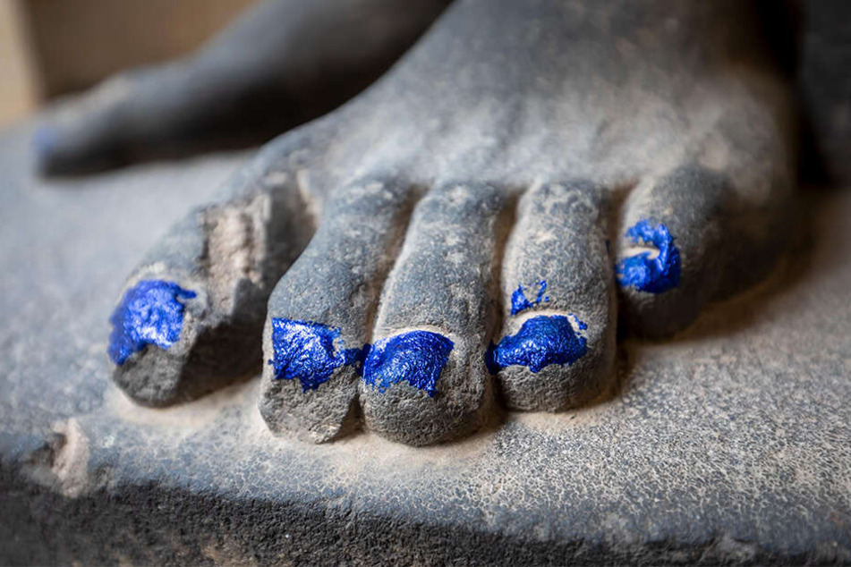 Unbekannte bemalten die Fußnägel der beiden Figuren mit blauem Lack. Auch die Kirchentür bekam Farbe ab.