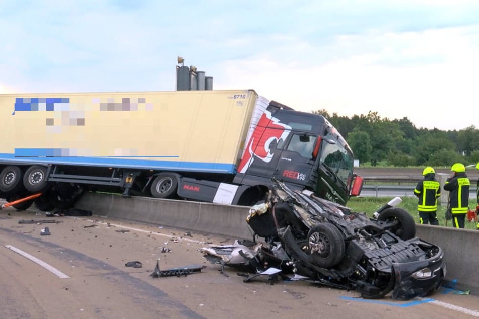 Das Auto wurde von dem Lkw gegen die Betonwand gedrückt.