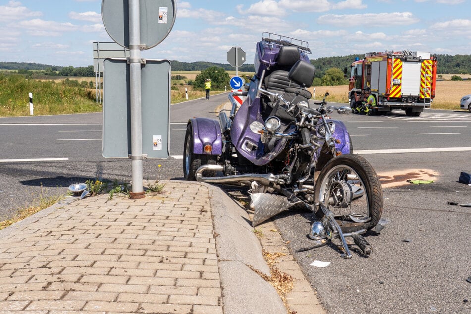 Ein 70 Jahre alter Trike-Fahrer ist tot, sein Enkel (14) musste mit schweren Verletzungen in ein Krankenhaus geflogen werden.
