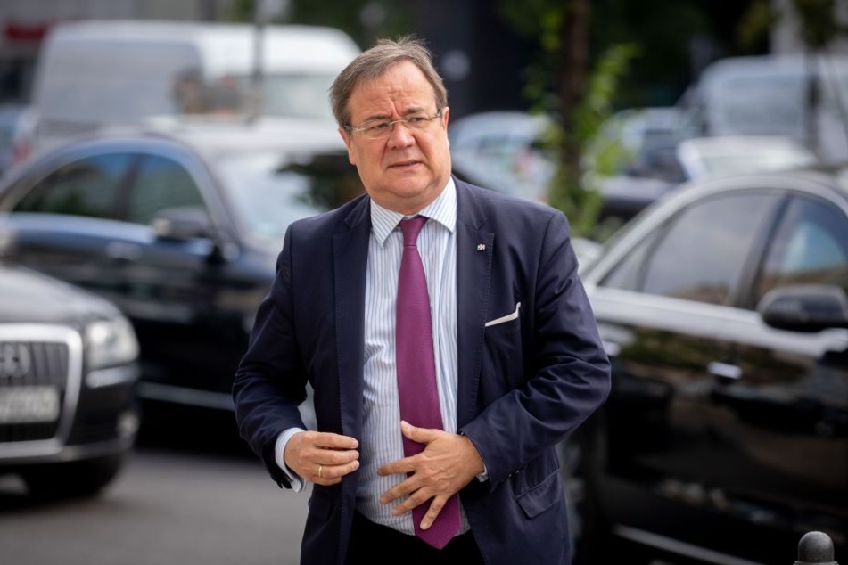 NRW-Ministerpräsident Armin Laschet (57) fordert wie Bundeskanzlerin Angela Merkel (63) eine europäische Lösung für die Flüchtlingspolitik.