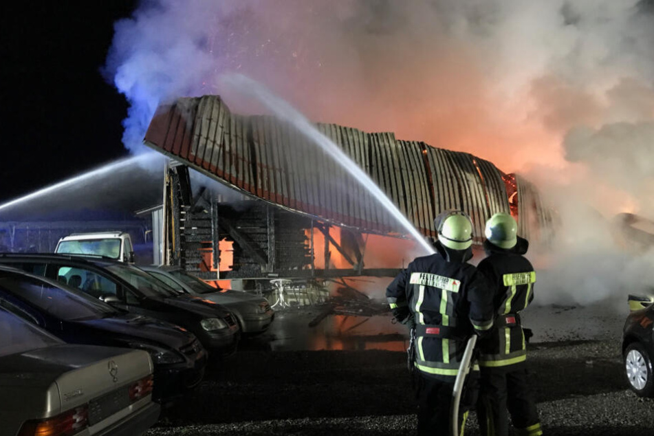 Die Feuerwehr konnte ein Übergreifen der Flammen auf Nebengebäude verhindern.