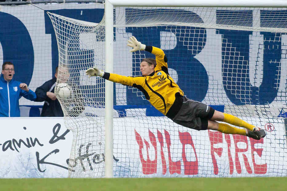 Torhüter Jakub Jakubov im April 2014 im Trikot von Viktoria Berlin in Aktion.