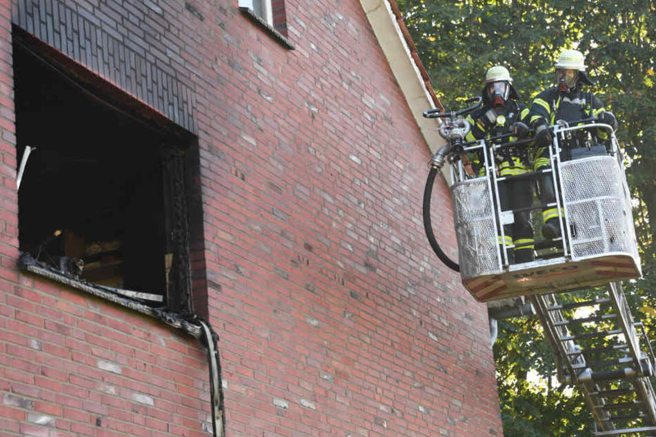 Von einer Drehleiter aus löschten ein paar Feuerwehrmänner den Brand.