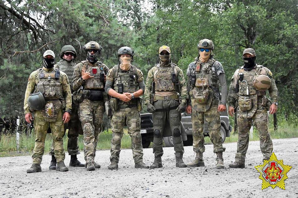 Belarussische Soldaten der Special Operations Forces (SOF) und Söldner des privaten Militärunternehmens Wagner während eines Manövers in Belarus.