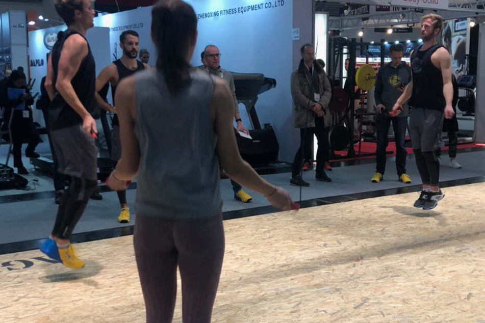Zum Schluss Deines Workouts springst Du eine Minute Seil, oder machst Hampelmänner.