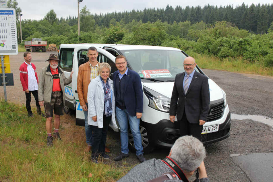 Der neue Wanderbus ist zwischen Neuhermsdorf und Neuhausen unterwegs.