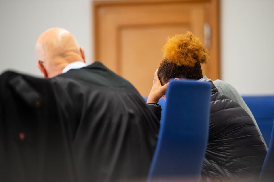 Die Angeklagte (links) sitzt vor Prozessbeginn neben ihrem Verteidiger im Landgericht.