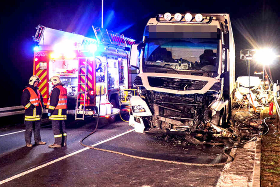 Ein 86-Jähriger krachte in seinem Pkw frontal in den Lkw.