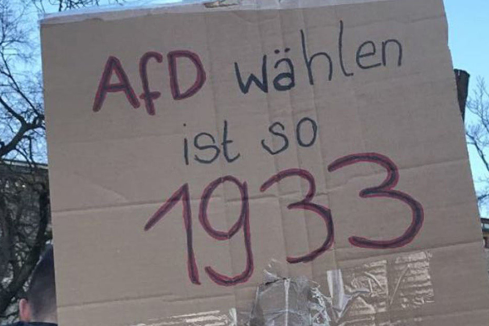 Mit Plakaten demonstrierten die Menschen gegen die AfD.