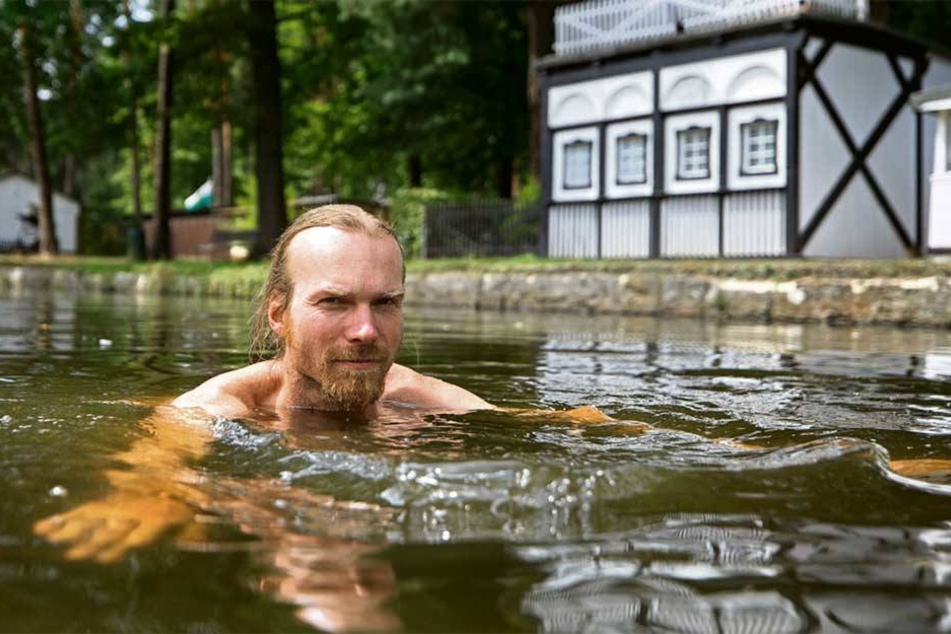 Neben seinen Studien im Bad bleibt für Michael Hahn (38) noch genügend Zeit zum Schwimmen.
