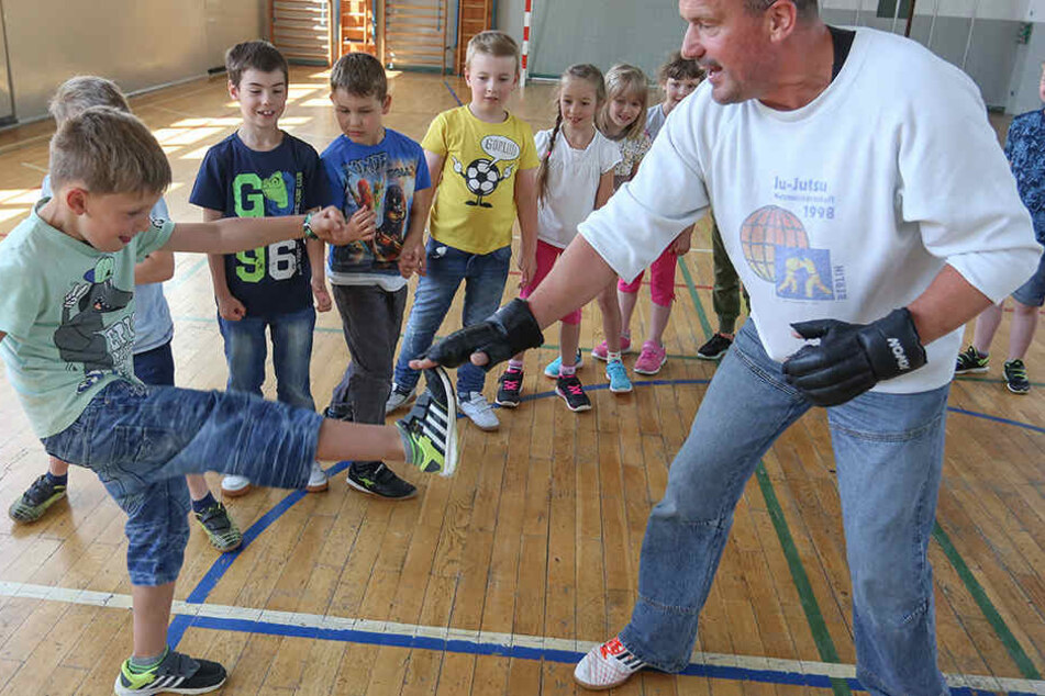 Bundespolizist Ingo Eberlein (53) lehrt Kindern Selbstverteidigung.