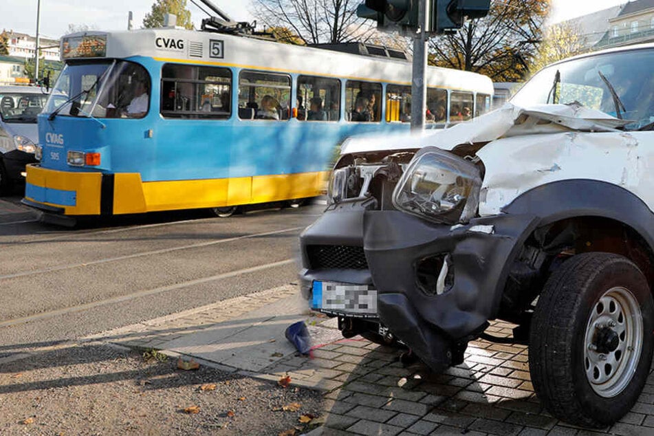 Auto kracht in Straßenbahn: Zwei Verletzte