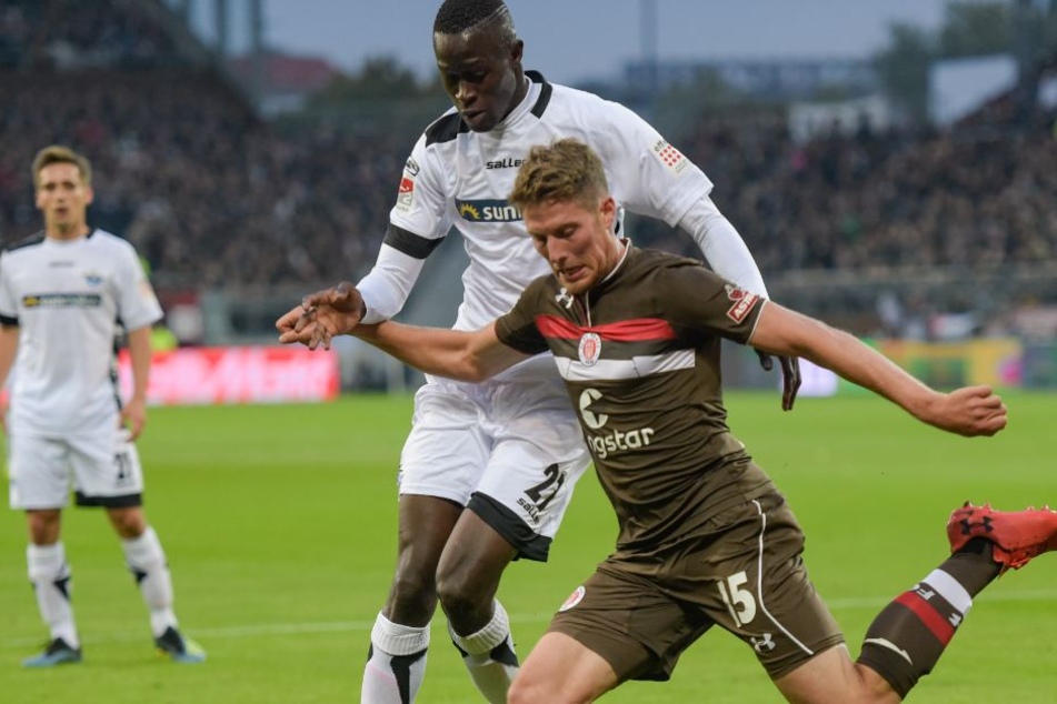 Paderborns Babacar Guèye und Paulis Daniel Buballa im Zweikampf.